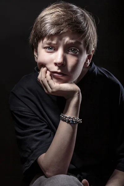 Retrato de um adolescente do sexo masculino com fundo preto — Fotografia de Stock