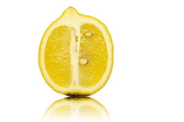 Zamknij z pół cytryny, na białym tle — Zdjęcie stockowe