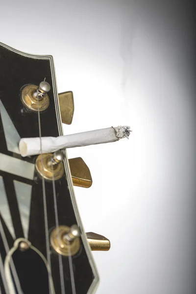 Zár megjelöl-ból egy gitár headstock égő cigaretta ragasztás u — Stock Fotó