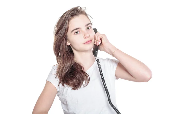 Lächelndes Teenager-Mädchen am Telefon, isoliert auf weiß — Stockfoto