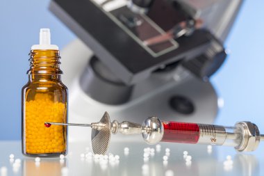 homeopati globülleri ile natürmort şırınga ile kan ve MICR