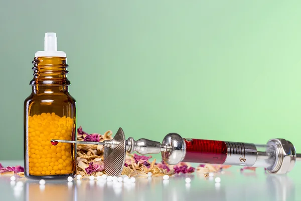 Stilleven met homeopathie globule, spuit met bloed en sommige — Stockfoto