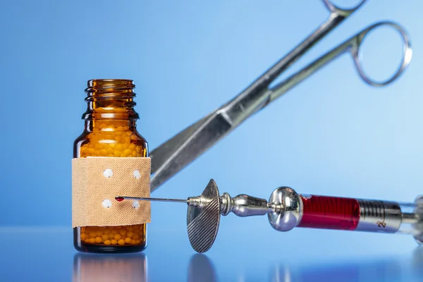 Vida tranquila com glóbulos de homeopatia. seringa com sangue, repolho — Fotografia de Stock