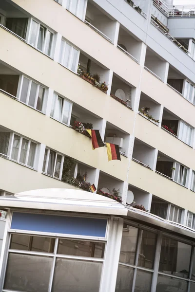 Některé německé vlajky na balkóně v Berlíně Německo — Stock fotografie