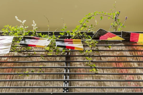 Quelques petits drapeaux allemands accrochés sur un balcon — Photo