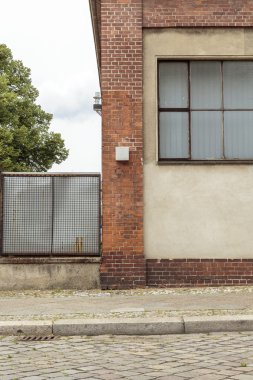 ba için kaldırım ve parke taşı yol ile eski bir ev detay