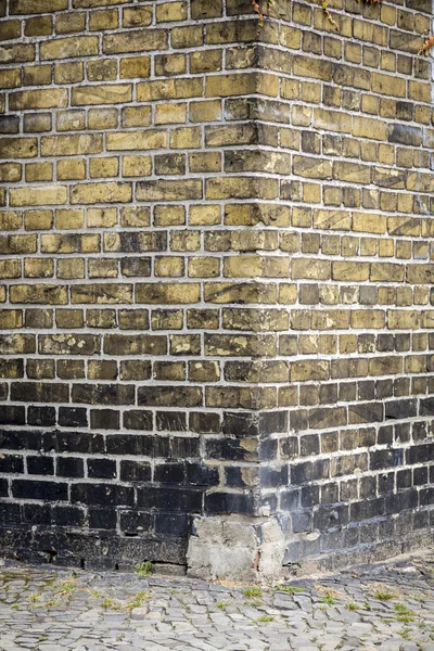 Borde de una antigua pared de ladrillo con pavimento para fondos — Foto de Stock