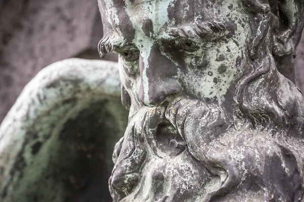 Бронзовая скульптура старого бородатого человека — стоковое фото