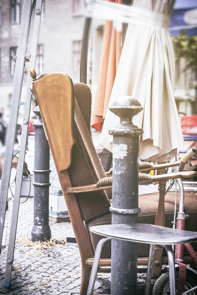 Старе крісло для рук і речі на блошиному ринку, старовинна версія — стокове фото