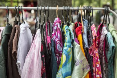 bit pazarında bir raf kıyafet