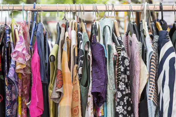 Vêtements sur un rack sur un marché aux puces — Photo