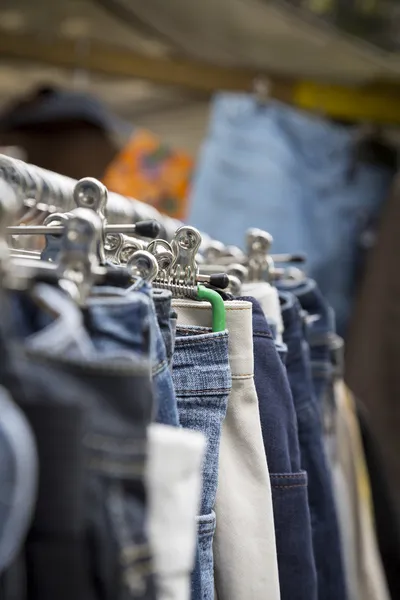 Vêtements sur un rack sur un marché aux puces — Photo