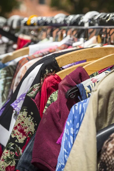 Одяг на стійці на блошиному ринку — стокове фото