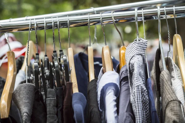 Ropa en un estante en un mercado de pulgas — Foto de Stock