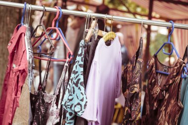 bit pazarında bir raf kıyafet