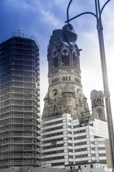 Kaiser Wilhelm Memorial Church, Berlim Alemanha atirar através de um c — Fotografia de Stock