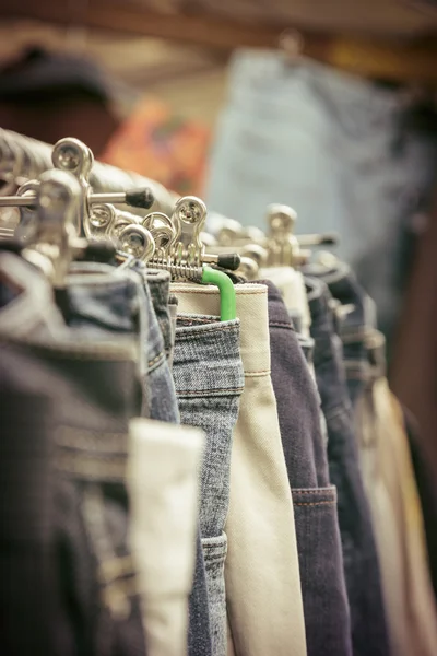 Ubrania w szafie na pchlim targu — Zdjęcie stockowe