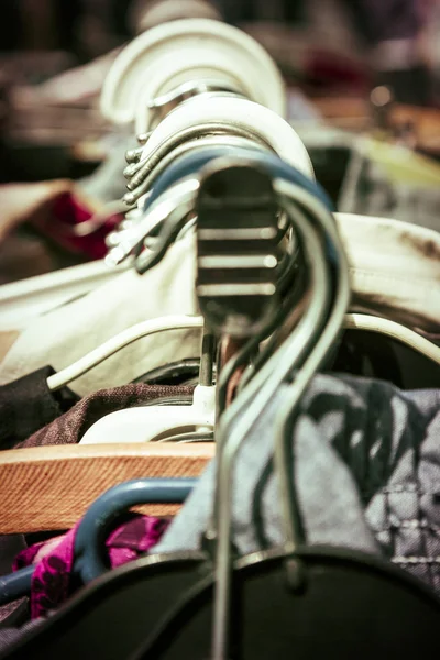 Roupas em um rack em um mercado de pulgas — Fotografia de Stock