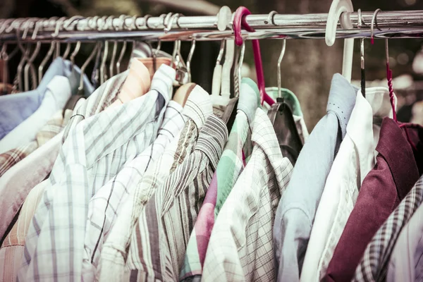 Oblečení na stojanu na bleším trhu — Stock fotografie