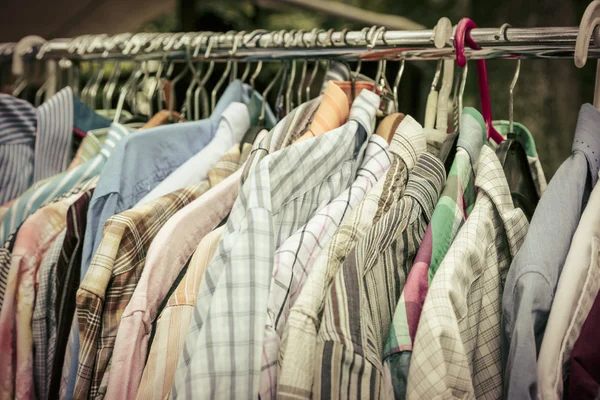 Kleidung auf einem Regal auf einem Flohmarkt — Stockfoto