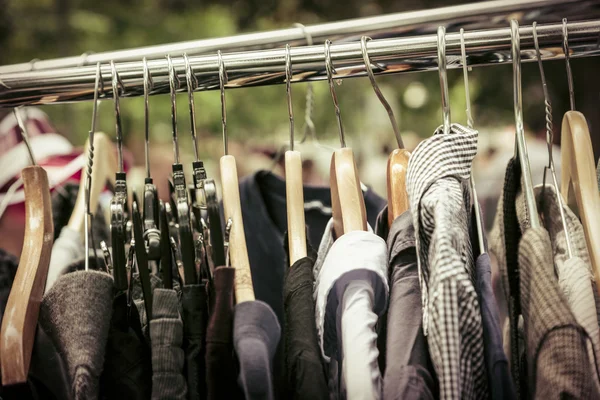 Oblečení na stojanu na bleším trhu — Stock fotografie