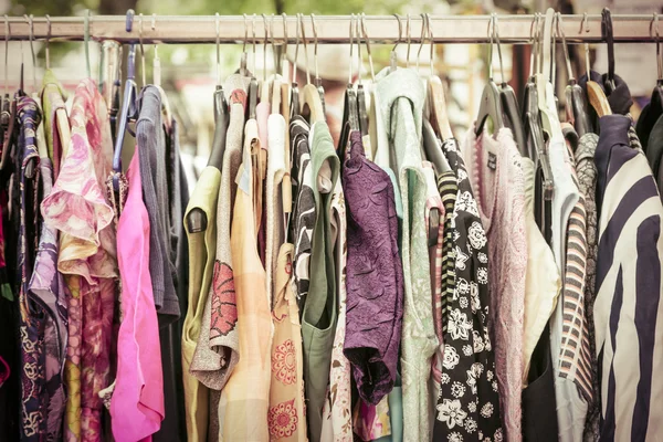 Ropa en un estante en un mercado de pulgas Imagen De Stock