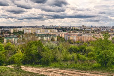 Berlin 'in dramatik gökyüzü Marzahn' ın güzel manzarası