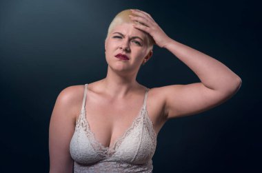 Stüdyoda acı çeken genç bir kadının portresi.