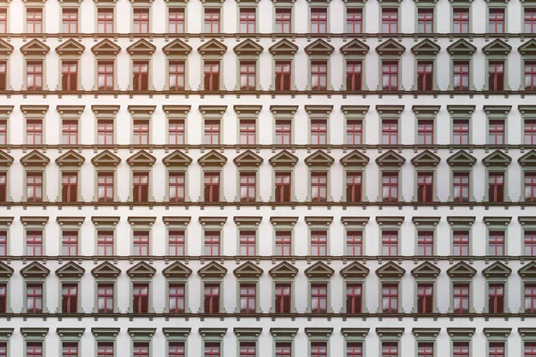 Architektonický Vzor Bílá Berlínská Fasáda Staré Budovy Červenými Okny — Stock fotografie