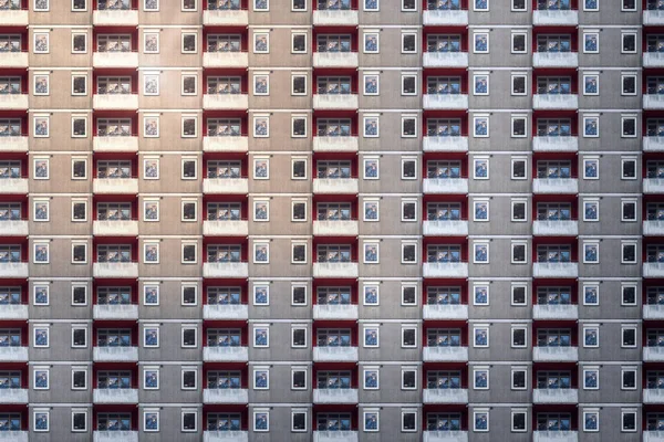 建築パターン社会住宅と醜いファサードを持つベルリンの超高層ビル — ストック写真