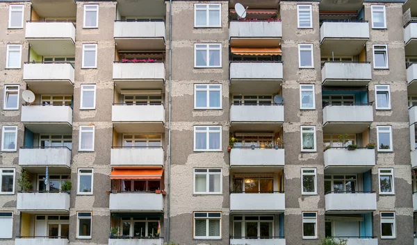 Fațada Unui Bloc Apartamente Balcoane Care Este Renovat — Fotografie, imagine de stoc