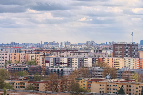 Berlin 'in panoraması Marzahn TV kulesi ve güzel bulutlarıyla