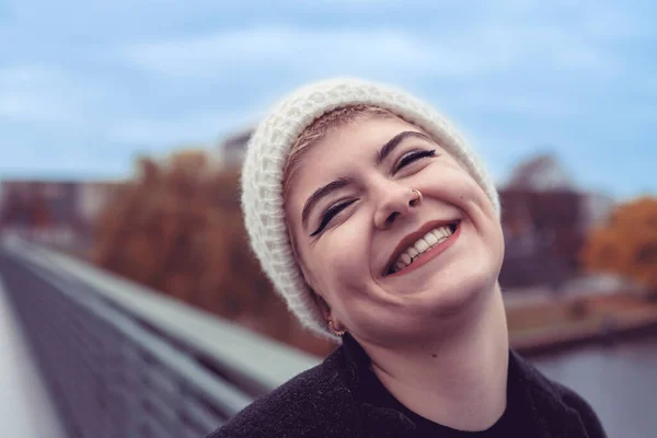 Портрет Молодой Женщины Кепке Которая Счастлива — стоковое фото