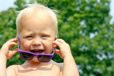 Bebek güneş gözlüğü ile