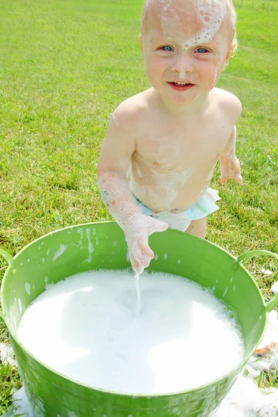 Bebê brincando fora em bolhas — Fotografia de Stock