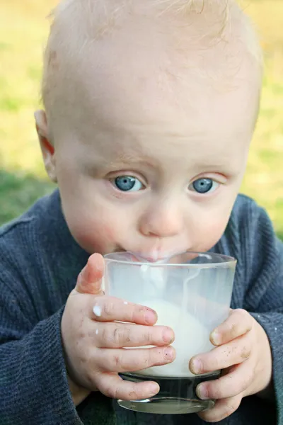 Bebê beber leite — Fotografia de Stock