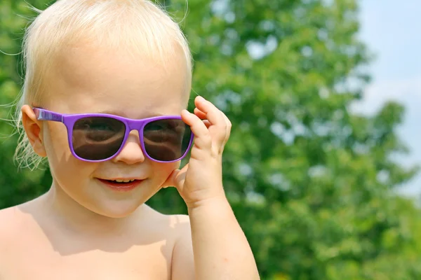 Bebé en gafas de sol — Foto de Stock