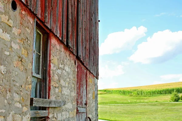 Vecchio fienile e Cornfield — Foto Stock