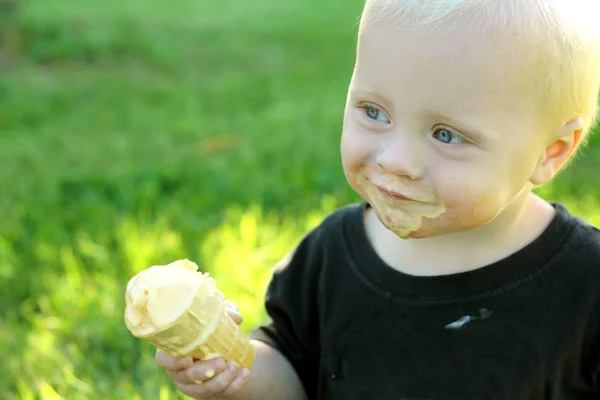 Mosolygós baba tölcsér fagylaltot enni — Stock Fotó