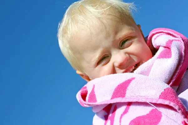 Buon bambino in telo da spiaggia — Foto Stock