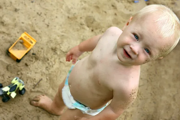 Baby spielt im Sandkasten — Stockfoto