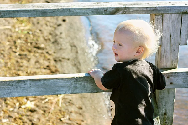 Baby på piren vid stranden — Stockfoto