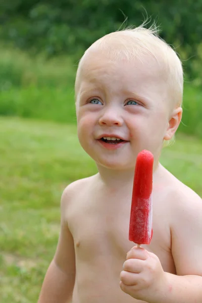 Bambino carino con ghiacciolo di frutta — Foto Stock