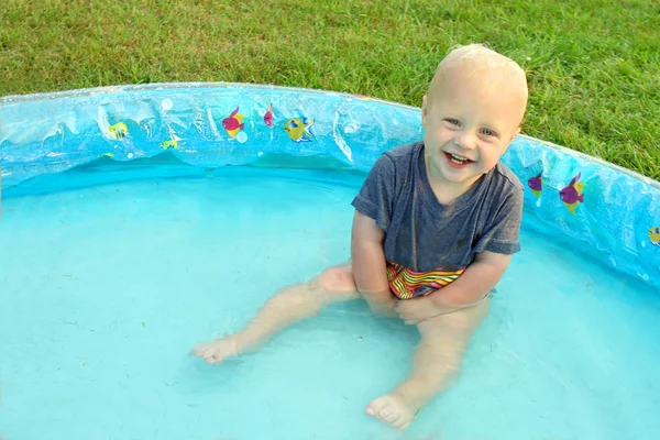 Ребенок в маленьком бассейне — стоковое фото