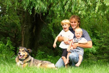 Baba ile çocuk ve köpek dışında