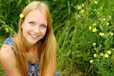 genç kadın gülümseyerek çiçeği.