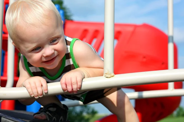 Szczęśliwe dziecko grając na placu zabaw — Zdjęcie stockowe