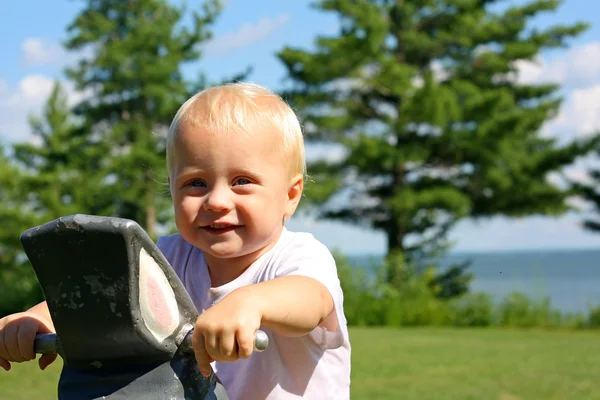 Słodkie dziecko w parku nad jeziorem — Zdjęcie stockowe