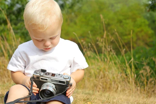 Bébé jouer avec vintage caméra — Photo