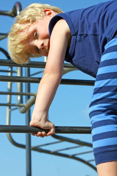 Escalade d'enfants à l'aire de jeux — Photo